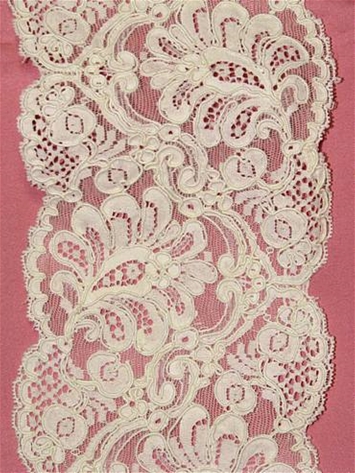 P1951 Ivory Alencon Lace Trim